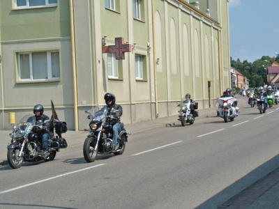 Zdjęcie przedstawia uroczystą paradę motocyklów przez ul. Wolności w Tychowie, zdjęcie przekazała Pani Elżbieta Martyniuk