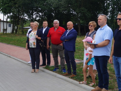Uroczyste oddanie do użytku drogi gminnej w Liśnicy. Na zdjęciu zaproszeni goście.