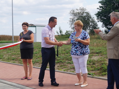 Burmistrz Robert Falana wręcza na ręce Pani Sołtys Bogumiły Szczęsnowicz podziękowania dla Sołectwa.