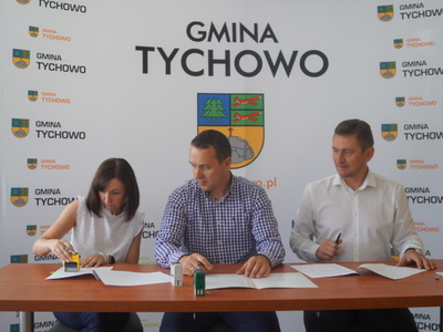Na zdjęciu od lewej Skarbnik Gminy Tychowo, Burmistrz Tychowa oraz Wicemarszałek Województwa Zachodniopomorskiego.