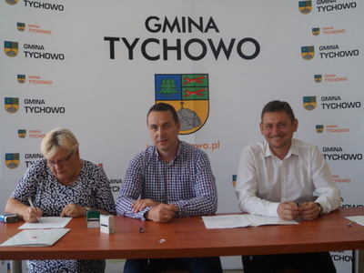 Na zdjęciu od lewej Halina Wąsowska Sołtys Sołectwa Smęcino, Burmistrz Tychowa oraz Wicemarszałek Województwa Zachodniopomorskiego.