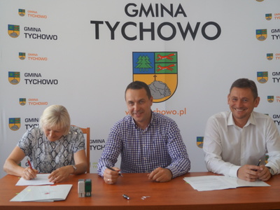 Na zdjęciu od lewej Teresa Jakimiuk Sołtys Sołetwa Motarzyn, Burmistrz Tychowa oraz Wicemarszałek Województwa Zachodniopomorskiego.