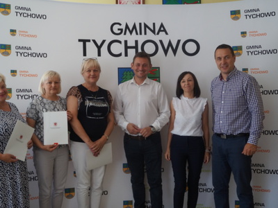 Na zdjęciu Halina Wąsowska, Teresa Jakimiuk, Wicemarszałek Tomasz Sobieraj, Skarbnik Gminy Żaneta Zienkiewicz Osiecka, Burmistrz Robert Falana.
