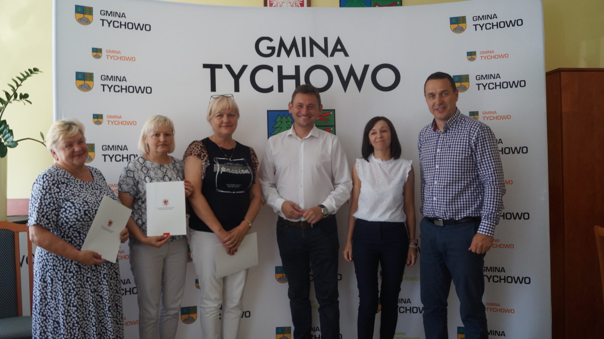 Na zdjęciu Halina Wąsowska, Teresa Jakimiuk, Wicemarszałek Tomasz Sobieraj, Skarbnik Gminy Żaneta Zienkiewicz Osiecka, Burmistrz Robert Falana.