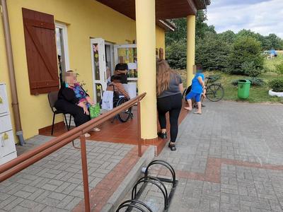 Kolejka osób oczekujących na spis i szczepienia