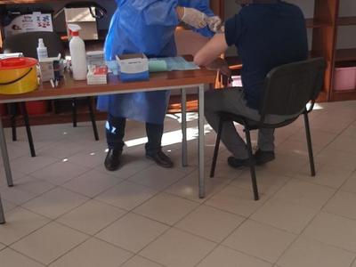 Doktor szczepiący pacjenta