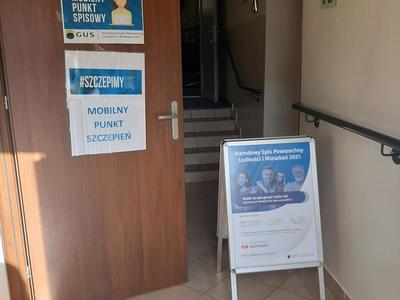 Potykacze promujące spis i sczepienia w budynku GOK