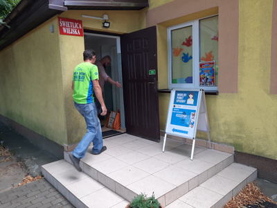 Na zdjęciu znajduje się  Mobilny Punkt Spisowy i Mobilny Punkt Szczepień