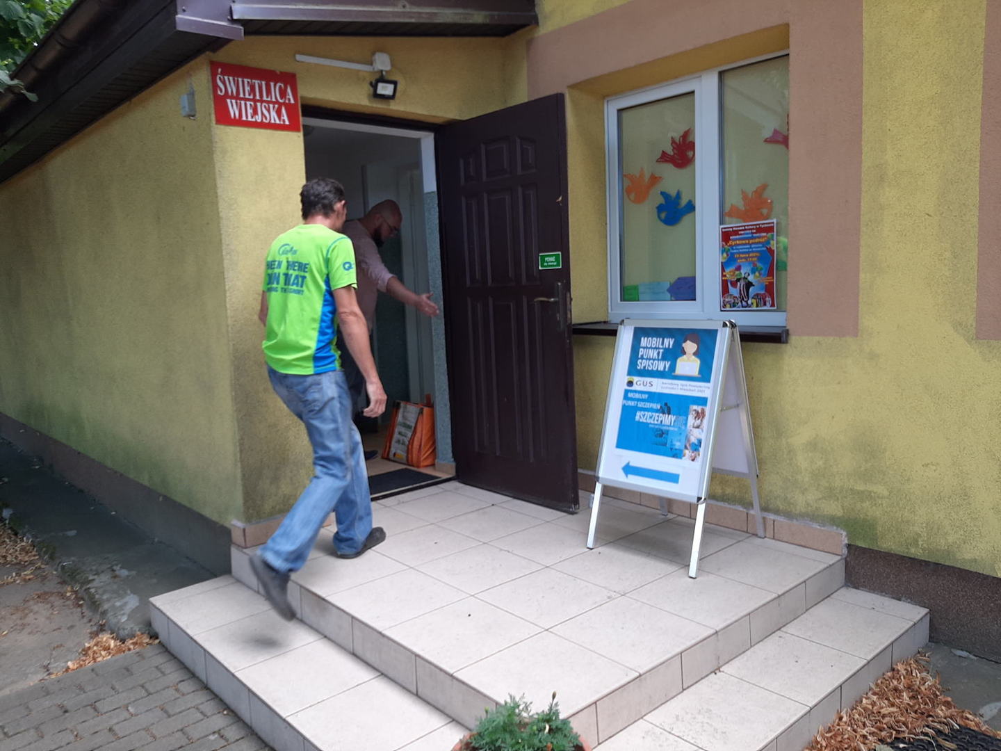 Na zdjęciu znajduje się  Mobilny Punkt Spisowy i Mobilny Punkt Szczepień