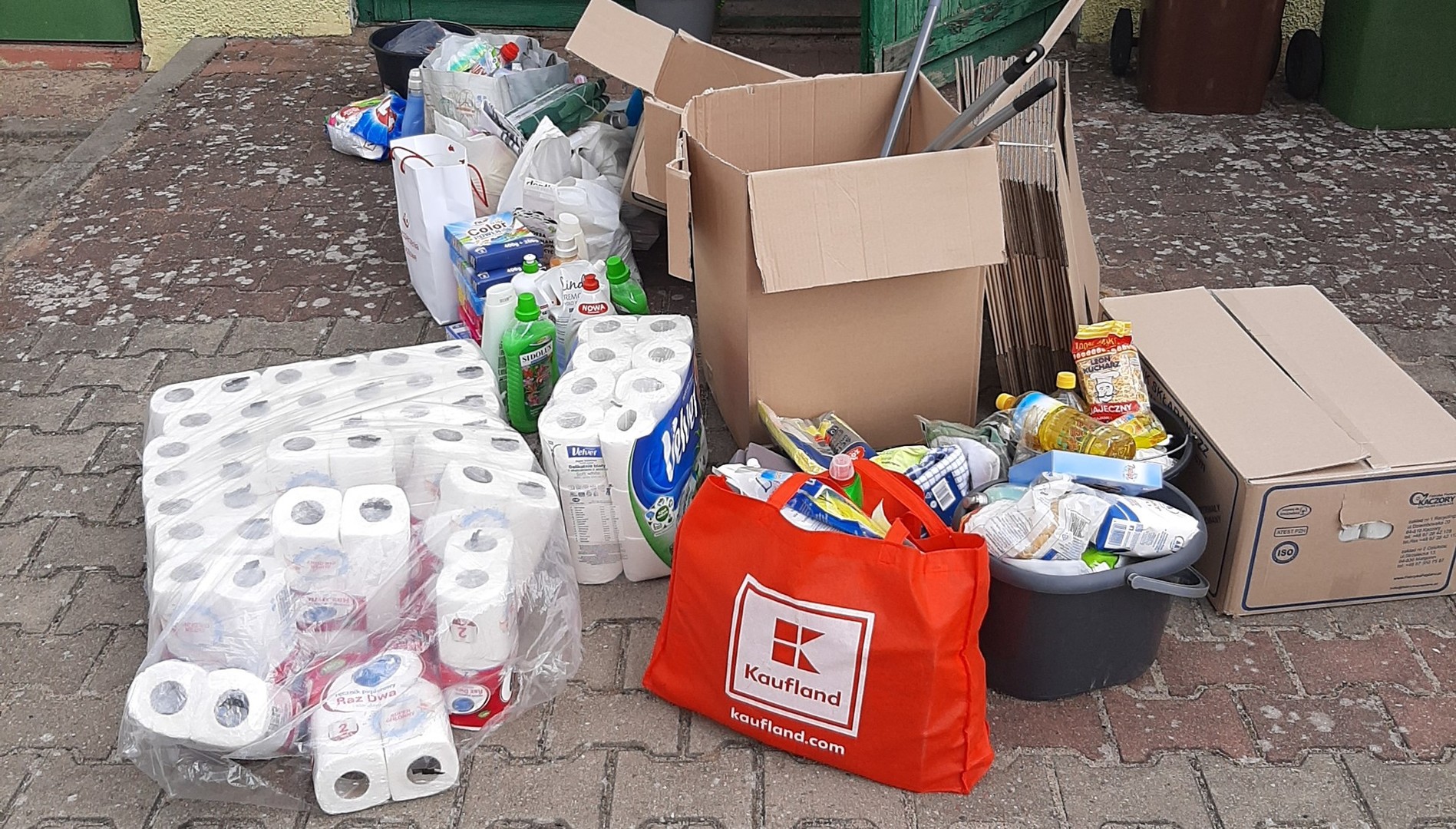 Zdjęcie przedstawia zapakowane produkty gotowe do wysyłki dla pogorzelców z Nowej Białej.