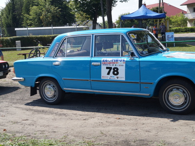 Pojazd zabytkowy koloru niebieskiego.