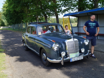 Pojazd zabytkowy mercedes.