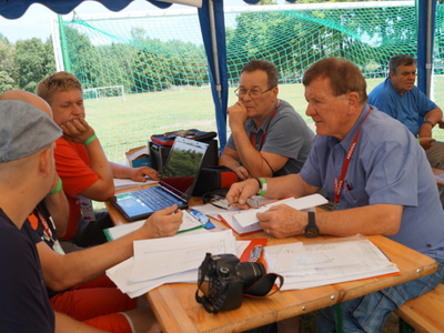 Komisja licząca punkty uzyskanych przez uczestników Rajdu.