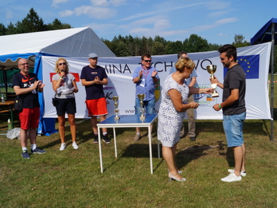 Na zdjęciu Sekretarz Gminy Krystyna Dobrzańska wręcza puchar za uzyskanie I miejsca Krystianowi Nowakowskiemu.