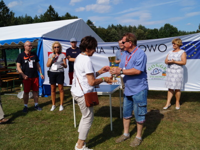 Wręczenie pucharu za uzyskanie II miejsca dla Barbary i Grzegorza Miara.