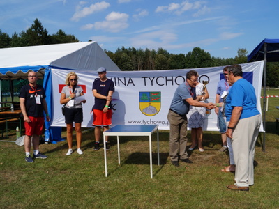 Wręczenie pucharu za uzyskanie III miejsca dla Ireny i Andrzeja Noceń.