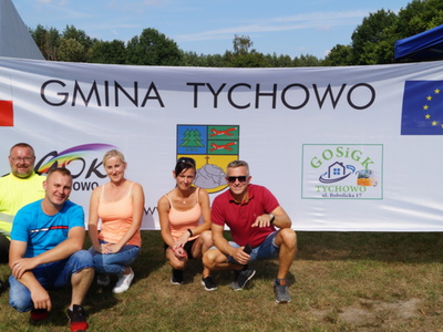 Na zdjęciu pracownicy GOSiGK na tle banera Gminy Tychowo.