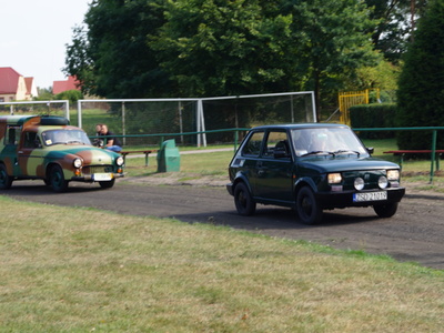 Na zdjęciu pojazdy zabytkowe podczas wyjazdu ze Stadionu Miejskiego w Tychowie.