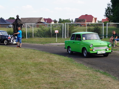 Na zdjęciu pojazdy zabytkowe podczas wyjazdu ze Stadionu Miejskiego w Tychowie.