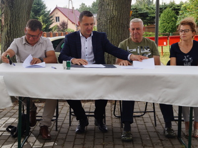 Na zdjęciu od lewej p. Zbigniew Sawicki, p. burmistrz Robert Falana, p. Sołtys Marian Łupina, p. Radna Rady Miejskiej w Tychowie Iwona Wiśniewska.