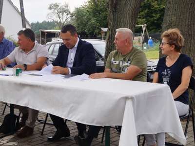 Na zdjęciu od lewej mieszkańcy Starego Dębna, Zbigniew Sawicki, burmistrz Robert Falana, Sołtys Marian Łupina, Radna Rady Miejskiej Iwona Wiśniewska.