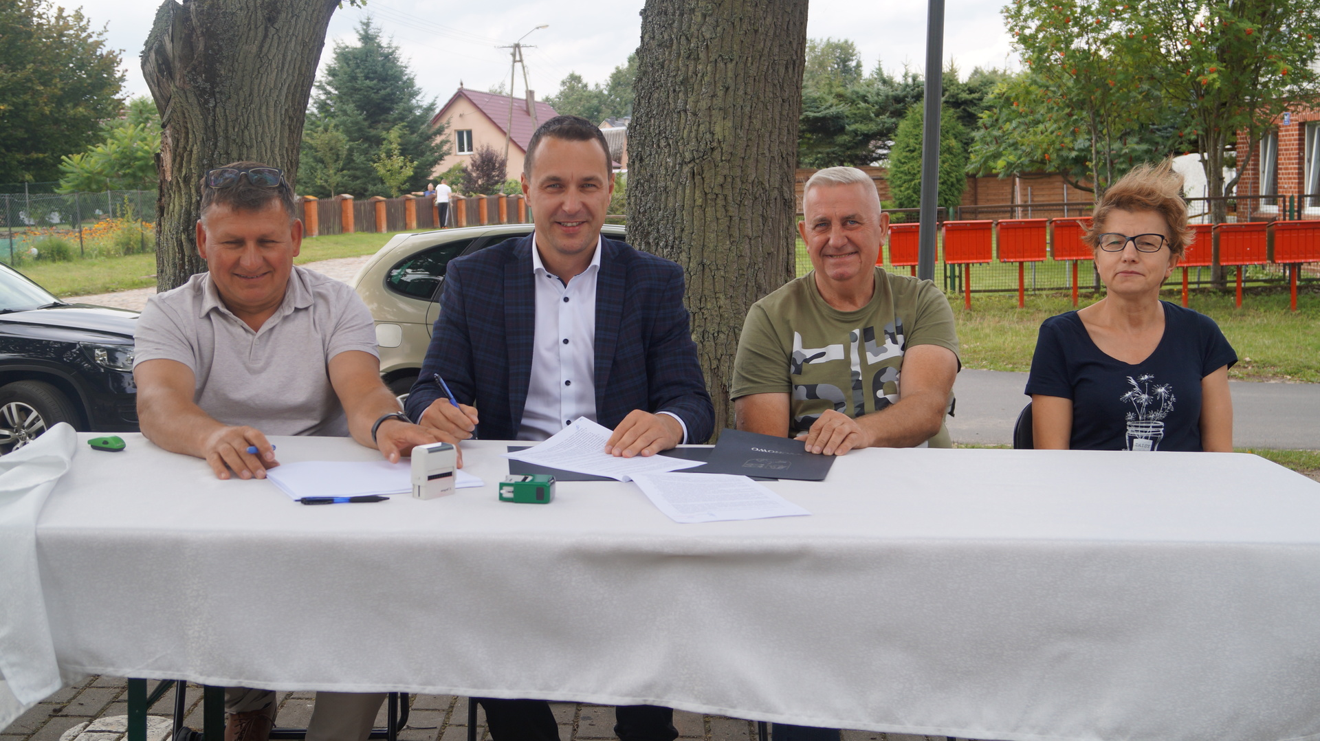 Na zdjęciu od lewej p. Zbigniew Sawicki, burmistrz Robert Falana, Sołtys Marian Łupina, Radna Rady Miejskiej w Tychowie Iwona Wiśniewska.