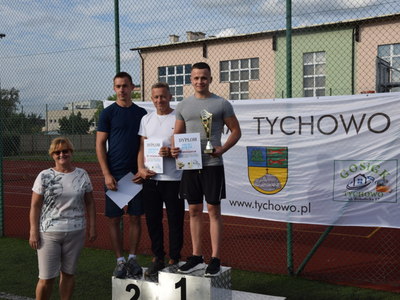 Wspólne zdjęcie po wręczeniu nagród za 1, 2 i 3 miejsce w kategorii wagowej 70-82 kg.