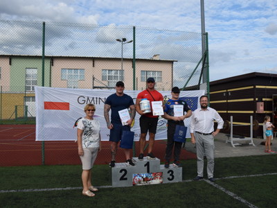 Wspólne zdjęcie po wręczeniu nagród za 1,2 i 3 miejsca kategorii wagowej 95-105 kg.