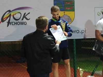 Zdjęcie przedstawia wręczenie nagrody za zajęcie 2 miejsca.