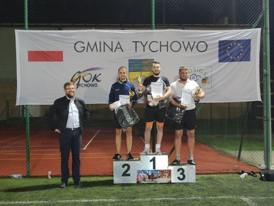 Zdjęcie przedstawia zwycięzców II Nocnego Turnieju Piłki Nożnej o Puchar Burmistrza Tychowa.