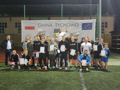 Grupowe zdjęcie uczestników II Nocnego Turnieju Piłki Nożnej o Puchar Burmistrza Tychowa.