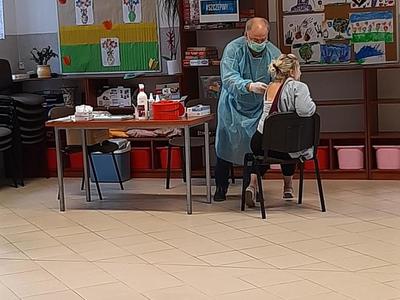 Doktor szczepi pacjenta