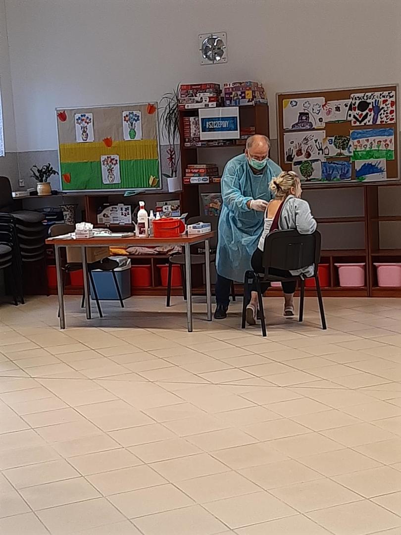 Doktor szczepi pacjenta