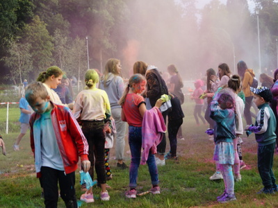 Zdjęcie przedstawia dzieci podczas festiwalu kolorów HOLI.