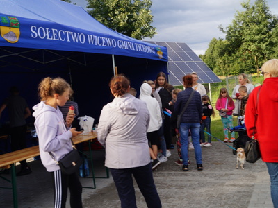 Na zdjęciu Stowarzyszenie "Wsparcie Sołeckie" podczas uroczystego otwarcia Parku Miejskiego w Tychowie.