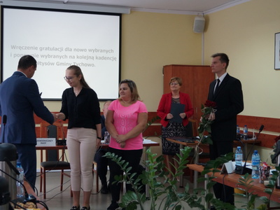 Na zdjęciu od lewej burmistrz Robert Falana, Sołtys Klaudia Jączkowska, Sołtys Grażyna Mioduszewska i Przewodniczący RM w Tychowie Paweł Kowalski.