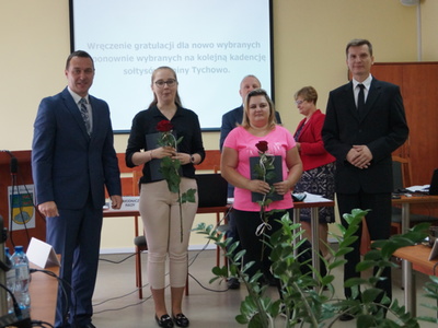 Na zdjęciu od lewej burmistrz Robert Falana, Sołtys Klaudia Jączkowska, Sołtys Grażyna Mioduszewska i Przewodniczący RM w Tychowie Paweł Kowalski.