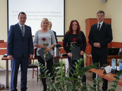 Na zdjęciu od lewej burmistrz Robert Falana, Sołtys Milena Napora, Sołtys Monika Kaczmarek oraz Przewodniczący RM w Tychowie Paweł Kowalski.