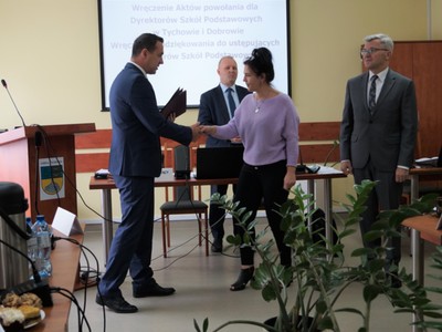 Burmistrz Tychowa wręcza Akt Powołania na Pani Wiolettcie Szwec p.o. Dyrektora Szkoły Podstawowej w Dobrowie.