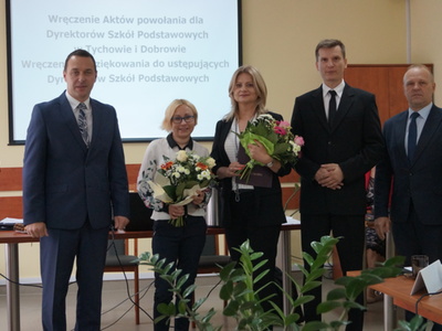 Na zdjęciu burmistrz Robert Falana, Pani Małgorzata Wiktorska, Pani Katarzyna Kalbarczyk oraz Przewodniczący RM w Tychowie Paweł Kowalski.