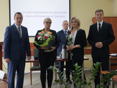Na zdjęciu od lewej Burmistrz Tychowa Robert Falana, Pani Joanna Biskot, Pani Katarzyna Kalbarczyk oraz Przewodniczący RM w Tychowie Paweł Kowalski. 