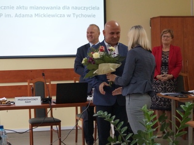 Na zdjęciu Radna Rady Miejskiej w Tychowie Iwona Haśkiewicz wręcza kwiaty Panu Jackowi Rudzińskiemu.