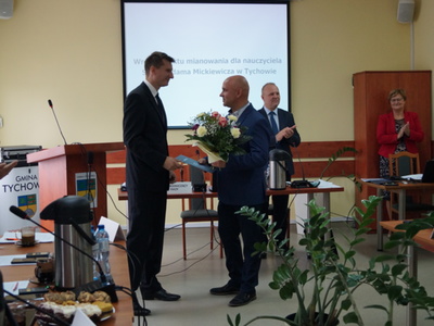 Przewodniczący Rady Miejskiej Paweł Kowalski wręcza podziękowania Panu Jackowi Rudzińskiemu. 