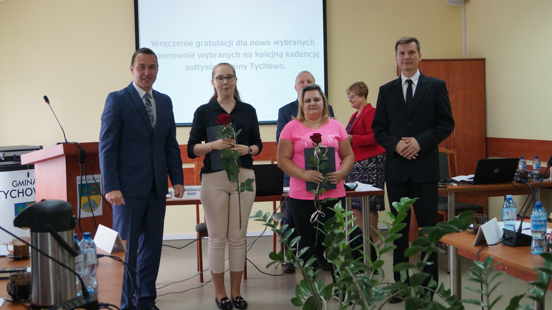 Na zdjęciu od lewej burmistrz Robert Falana, Sołtys Klaudia Jączkowska, Sołtys Grażyna Mioduszewska i Przewodniczący RM w Tychowie Paweł Kowalski.