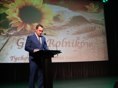 Na zdjęciu Burmistrz Tychowa Robert Falana podczas przemówienia.