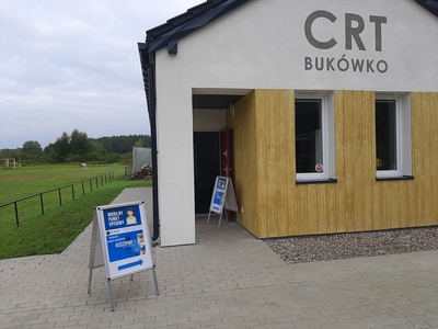 Potykacze promujące spis i szczepienia przed świetlicą w Bukówku