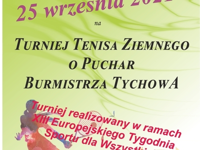 Plakat informujący o turnieju tenisa ziemnego na zielonym tle, tekst w artykule.