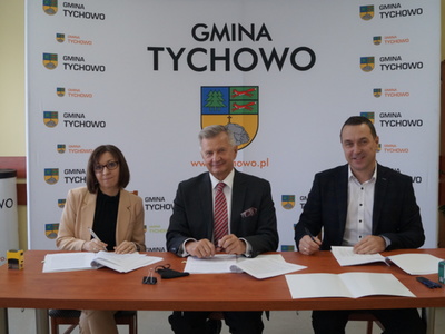 Zdjęcie w trakcie podpisywania umowy o pomoc finansową.