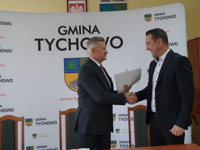 Na zdjęciu od lewej Członek Zarządu Woj. Zachodniopomorskiego Stanisław Wziątek oraz Burmistrz Tychowa Robert Falana.
