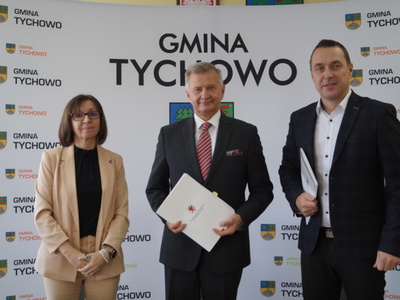 Na zdjęciu od lewej Skarbnik Gminy Żaneta Zienkiewicz-Osiecka, Członek Zarządu Woj. Zach.-pom. Stanisław Wziątek oraz Burmistrz Tychowa Robert Falana.